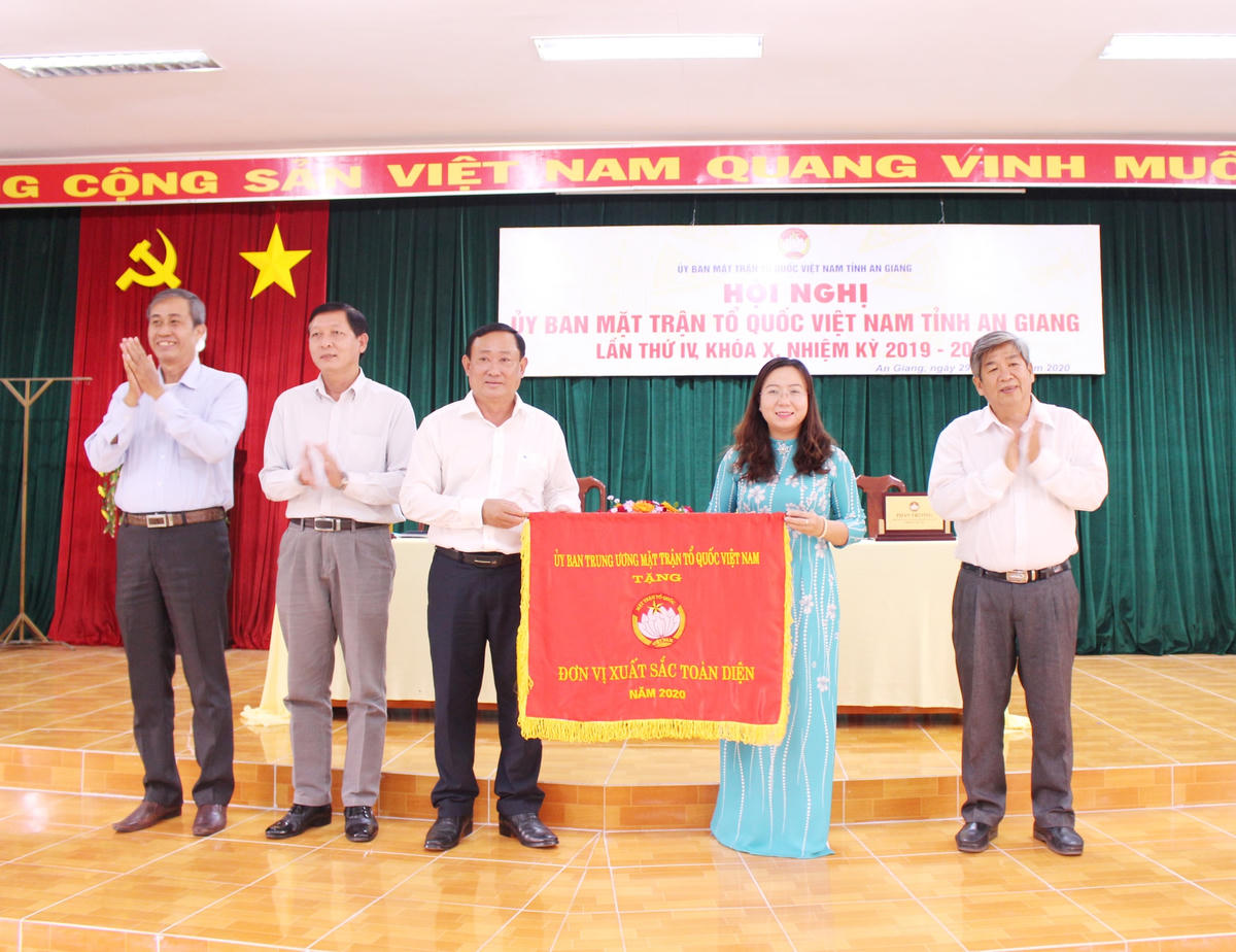 Mặt trận An Giang là 1 trong 9 tỉnh, thành cả nước nhận cờ đơn vị xuất sắc toàn diện năm 2020 của UBTƯ MTTQ Việt Nam.