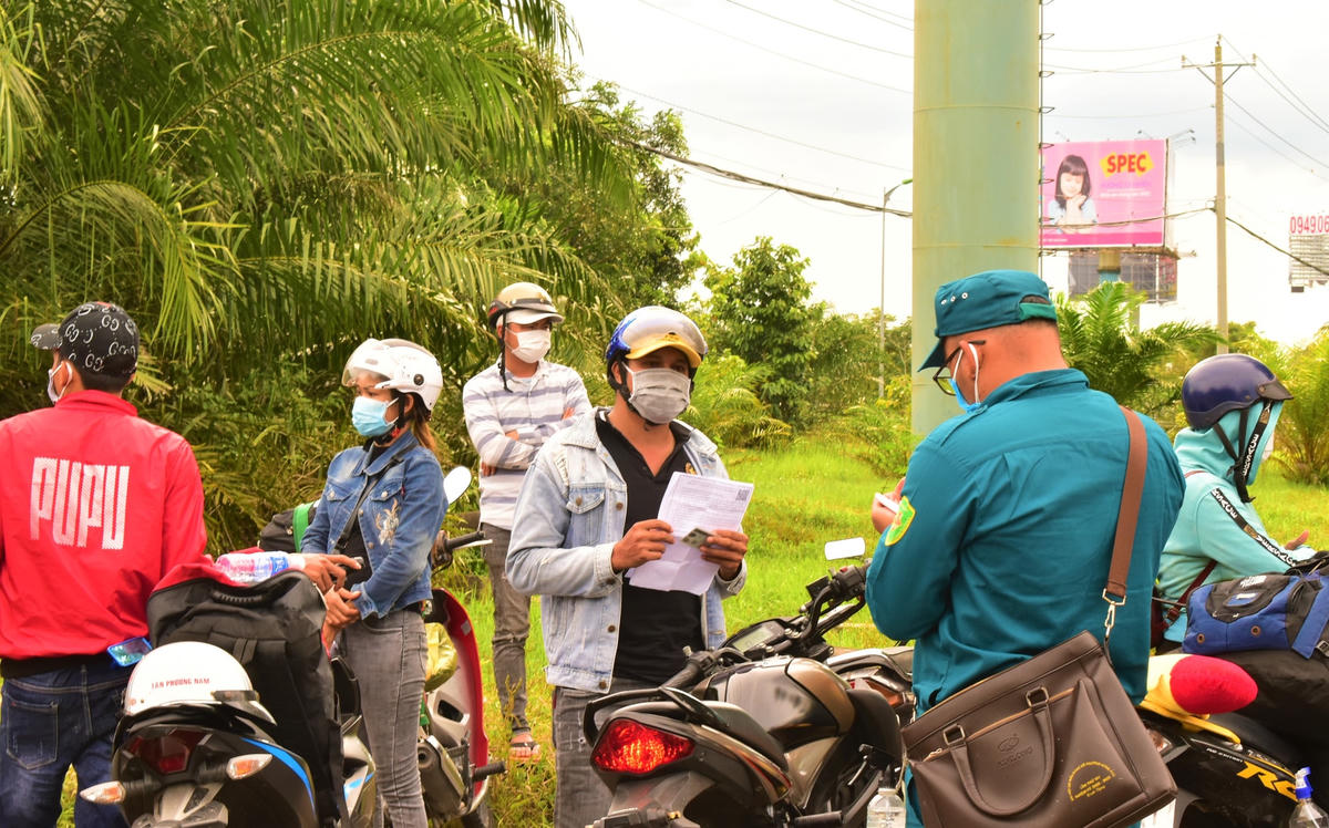 Lực lượng làm nhiệm vụ tại chốt Cần Thơ ghi thông tin công dân để tiếp nhận.