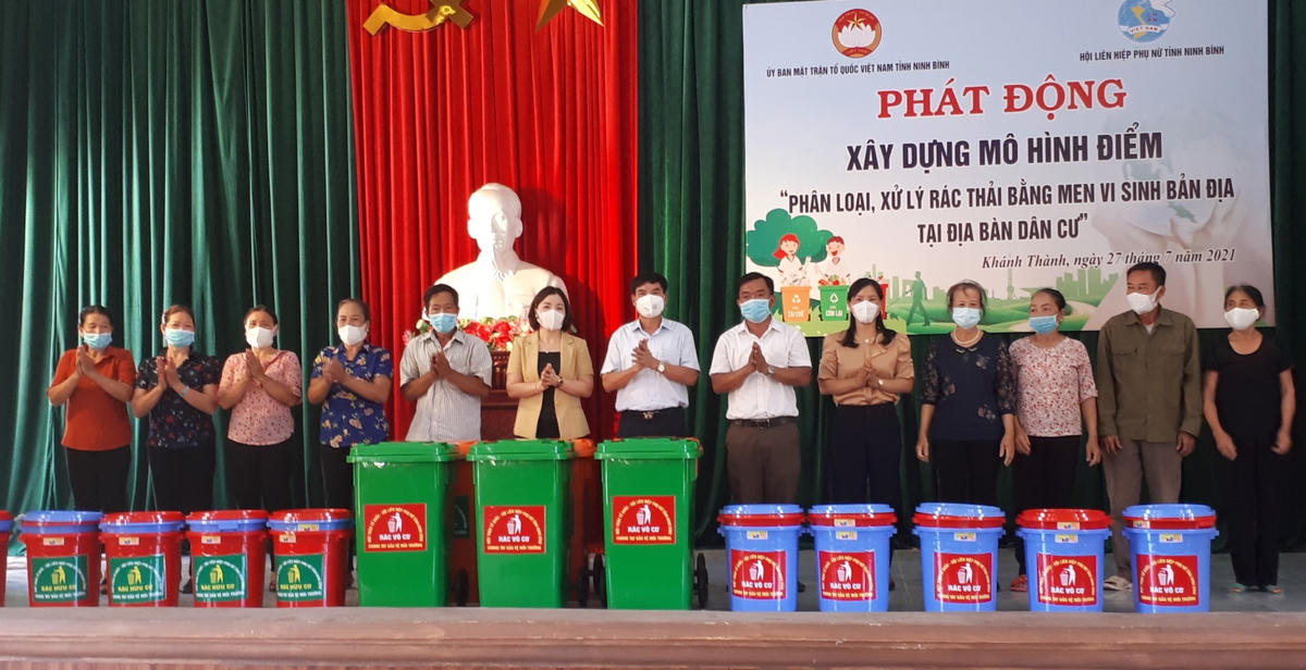 Ủy ban MTTQ Việt Nam cùng Hội LHPN tỉnh trao tặng thùng đựng rác thải cho các hộ dân.