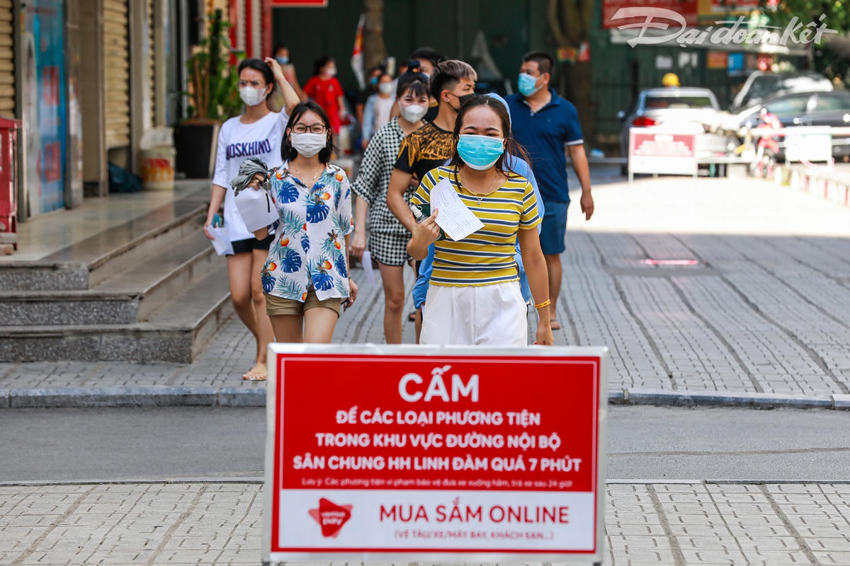 Tại tổ hợp chung cư HH Linh Đàm có 12 tòa nhà nên mật độ dân cư ở đây rất đông.