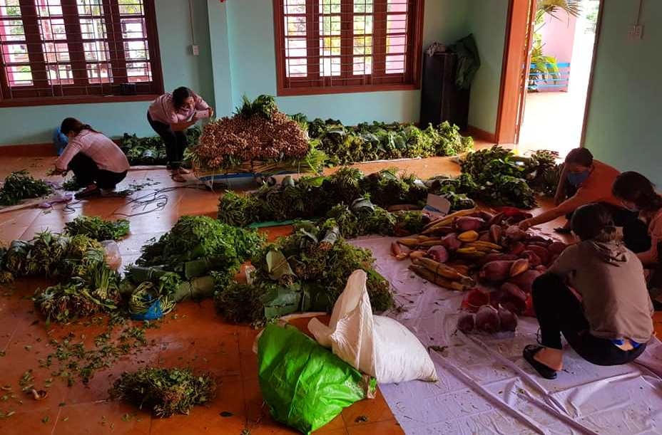 Rau củ người dân góp để ủng hộ vùng tâm dịch. Ảnh: Nguyễn Trần Vỹ..
