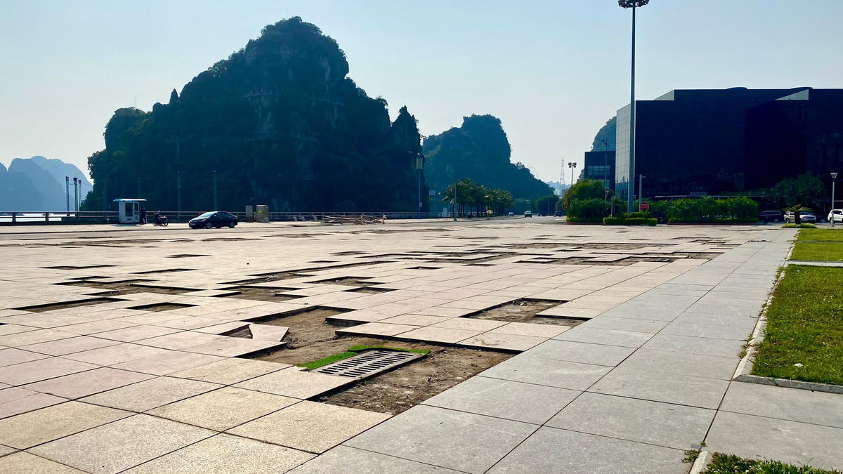 Phần nền gạch Quảng trường trông như làn da đầy sẹo rỗ bởi những ô gạch bị hỏng…