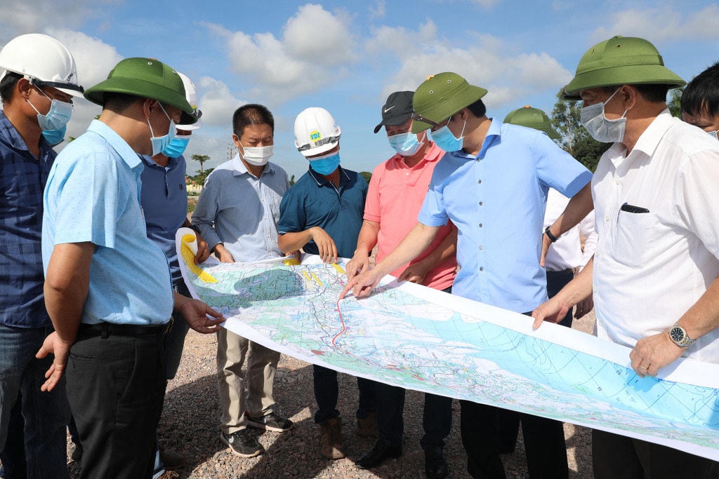 Chủ tịch UBND tỉnh Quảng Ninh Nguyễn Tường Văn chỉ đạo tháo gỡ khó khăn đẩy nhanh tiến độ thi công, hoàn thành cao tốc Vân Đồn – Móng Cái. Sau khi cao tốc hoàn thành sẽ mở hướng phát triển mới mạnh mẽ hơn nữa cho Móng Cái. Ảnh: Đỗ Phương
