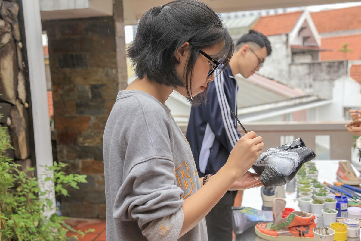 Nhóm sinh viên Hà Nội 'hoàn sinh' giày lỗi thành chậu cây để gây quỹ từ thiện