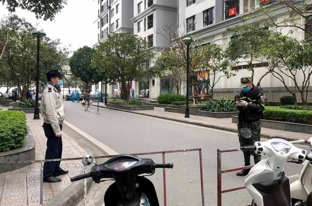 Lực lượng bảo vệ toà nhà túc trực tại rào chắn.