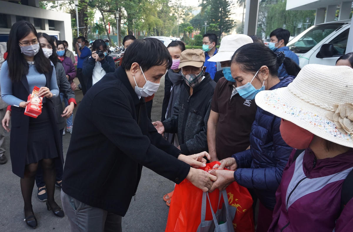GS.TS Phạm Như Hiệp tặng quà các bệnh nhân nghèo trước khi về quê.