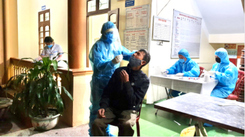 Một người dân được lấy mẫu xét nghiệm. (Nguồn: Báo Quảng Ninh).