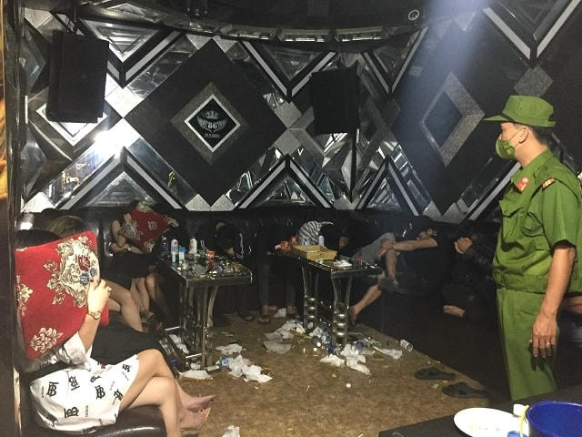 Lực lượng Công an kiểm tra quán karaoke phát hiện nhiều đối tượng sử dụng ma túy.
