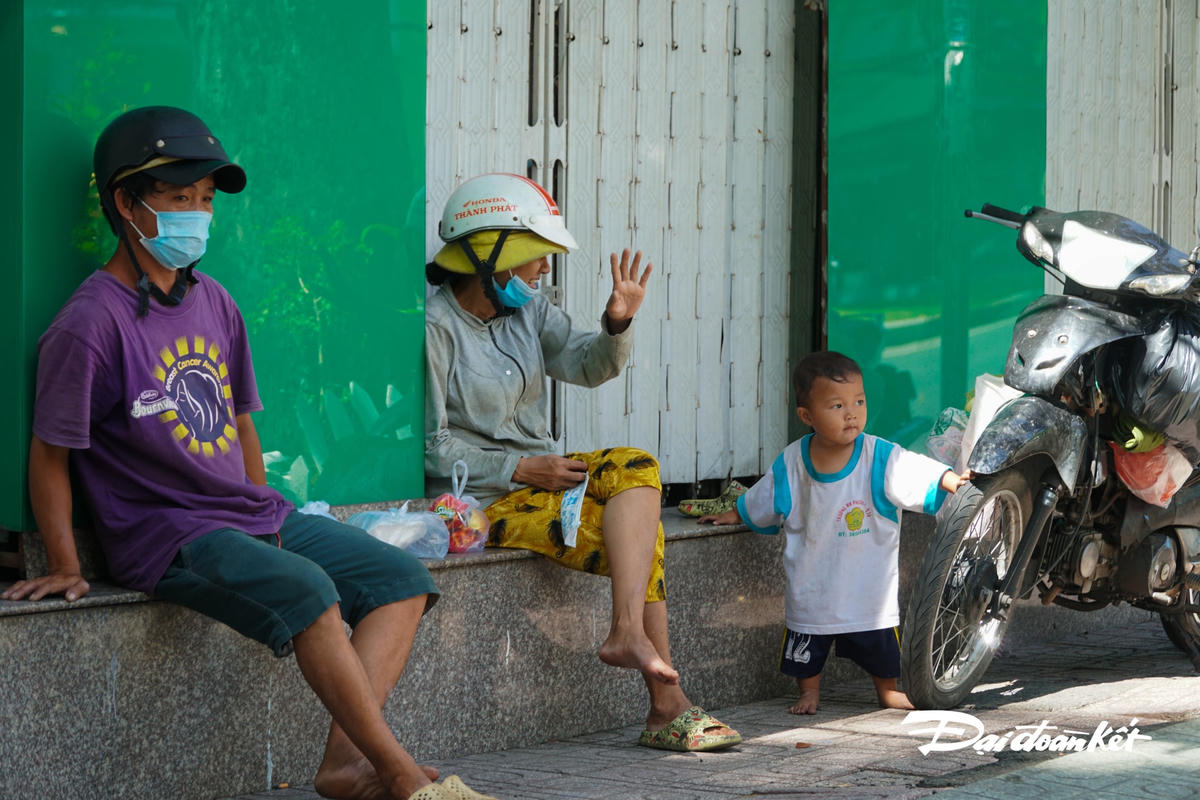 Khi nhận được cơm, mọi người đã vẫy tay chào cảm ơn nhóm thiện nguyện.