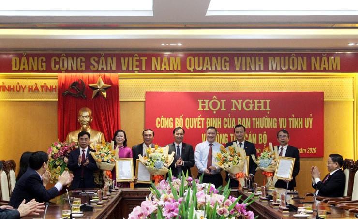 Bí thư Tỉnh ủy Hà Tĩnh Hoàng Trung Dũng, Phó Bí thư Thường trực Tỉnh ủy Trần Thế Dũng, Chủ tịch UBND tỉnh Trần Tiến Hưng tặng hoa chúc mừng các đồng chí tân Trưởng ban Tổ chức Tỉnh ủy, Trưởng ban Tuyên giáo Tỉnh ủy, Trưởng ban Dân vận Tỉnh ủy, Chủ nhiệm Ủy ban Kiểm tra Tỉnh ủy.