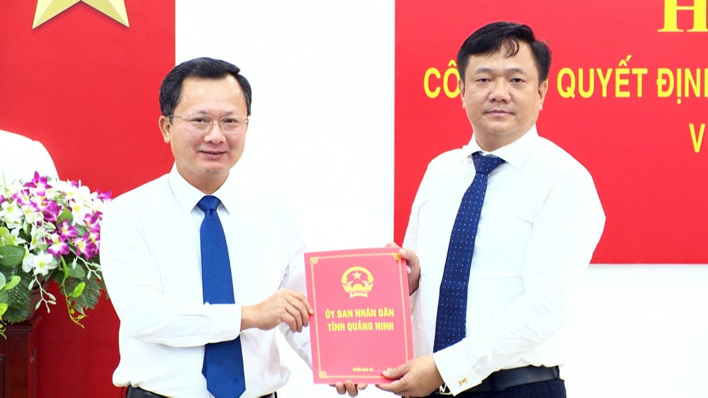 Phó Chủ tịch Thường trực UBND tỉnh Quảng Ninh Cao Tường Huy trao quyết định bổ nhiệm Phó Giám đốc Ban Quản lý dự án đầu tư xây dựng các công trình dân dụng và công nghiệp tỉnh cho ông Nguyễn Công Huy. Ảnh: QMG.