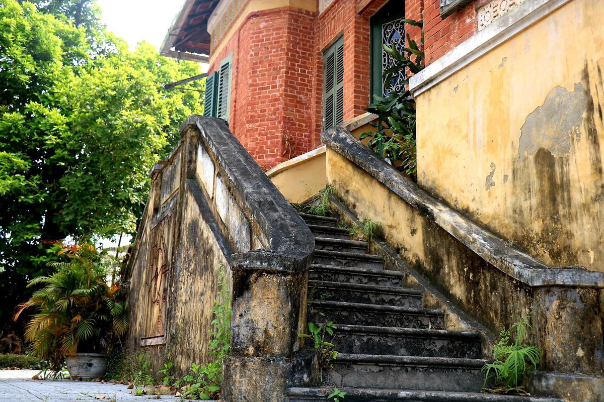 Ngôi biệt thự mang kiến trúc thời Pháp thuộc, có sự giao thoa với kiến trúc bản địa, là một bộ phận không thể thiếu đối với giá trị kiến trúc cảnh quan dọc đường Lê Lợi đẹp nhất thành phố Huế.