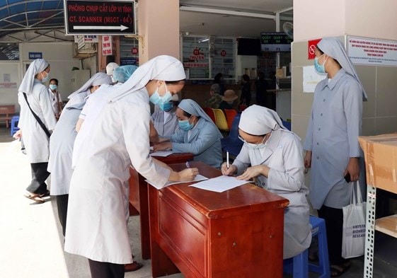 Các nữ tu Công giáo tham gia hỗ trợ lực lượng tuyến đầu chống dịch đăng ký tiêm vaccine phòng Covid-19 tại Bệnh viện quận 11.