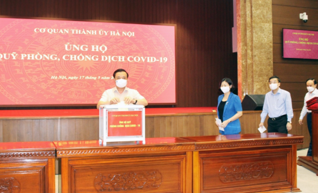 Bí thư Thành ủy Hà Nội Đinh Tiến Dũng cùng các lãnh đạo Thành ủy ủng hộ Quỹ Phòng, chống Covid-19 của TP Hà Nội. 