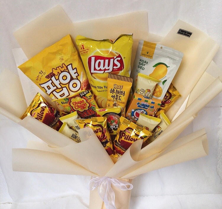 Những bó “hoa bánh kẹo” cũng được biến tấu đầy sáng tạo và độc đáo.