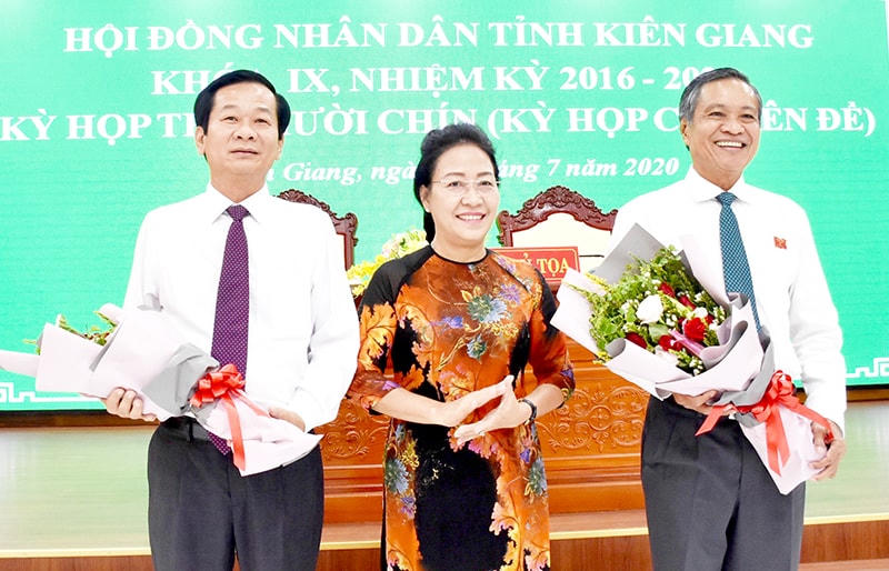 Phó Bí thư Tỉnh ủy, Chủ tịch HĐND tỉnh Kiên Giang Đặng Tuyết Em chúc mừng ông Phạm Vũ Hồng và ông Đỗ Thanh Bình (phía trái).