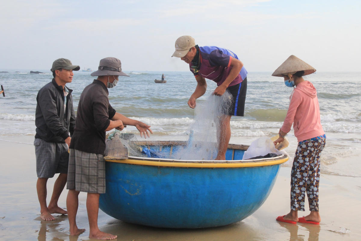 Ngư dân xã Tam Tiến đang kiểm tra lại lưới để chuẩn bị ra biển. 