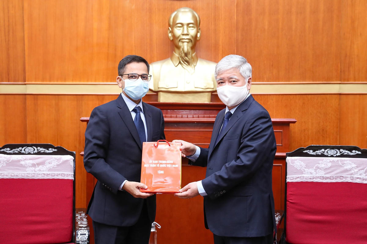 Chủ tịch Đỗ Văn Chiến tặng quà lưu niệm Đại sứ Pranay Verma.