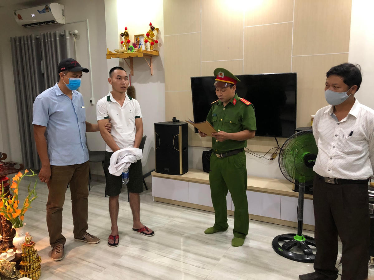 Cơ quan chức năng đọc lệnh bắt giữ đối tượng cầm đầu Trần Quốc Bảo Duy.