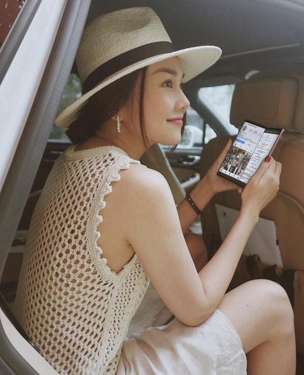 Thanh Hằng diện áo móc siêu gợi cảm. 