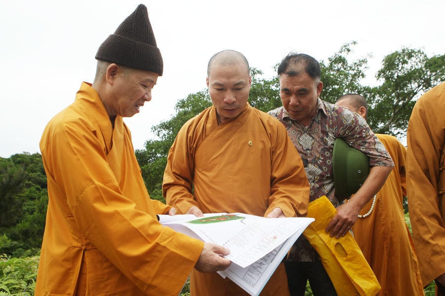 Hòa thượng Thích Thanh Quyết và Thượng toạ Thích Thanh Lịch trong chuyến ra thăm, khảo sát địa điểm xây chùa Trúc Lâm đảo Trần.