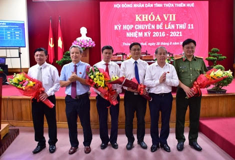 Ông Nguyễn Thanh Bình (thứ 3 từ phải qua) nhận hoa chúc mừng từ lãnh đạo tỉnh Thừa Thiên - Huế.