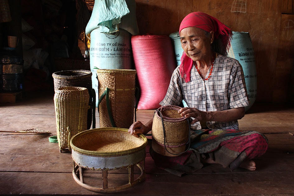 Nghề đan luôn được đồng bào Vân Kiều gìn giữ và phát triển.