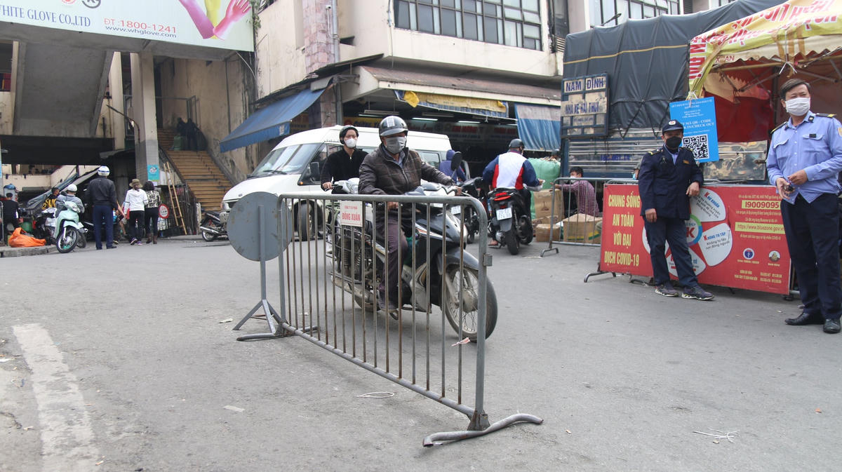 Một tiểu thương khác chia sẻ rằng: "Việc đi lại trong chợ còn tự do, mặc dù có người kiểm soát việc ra vào nhưng tôi thấy nhiều người vẫn chưa chấp hành đúng. Họ hay "xin vào một lát" cứ vậy mà qua cửa vào chợ bỏ qua lời nhắc của bảo vệ".