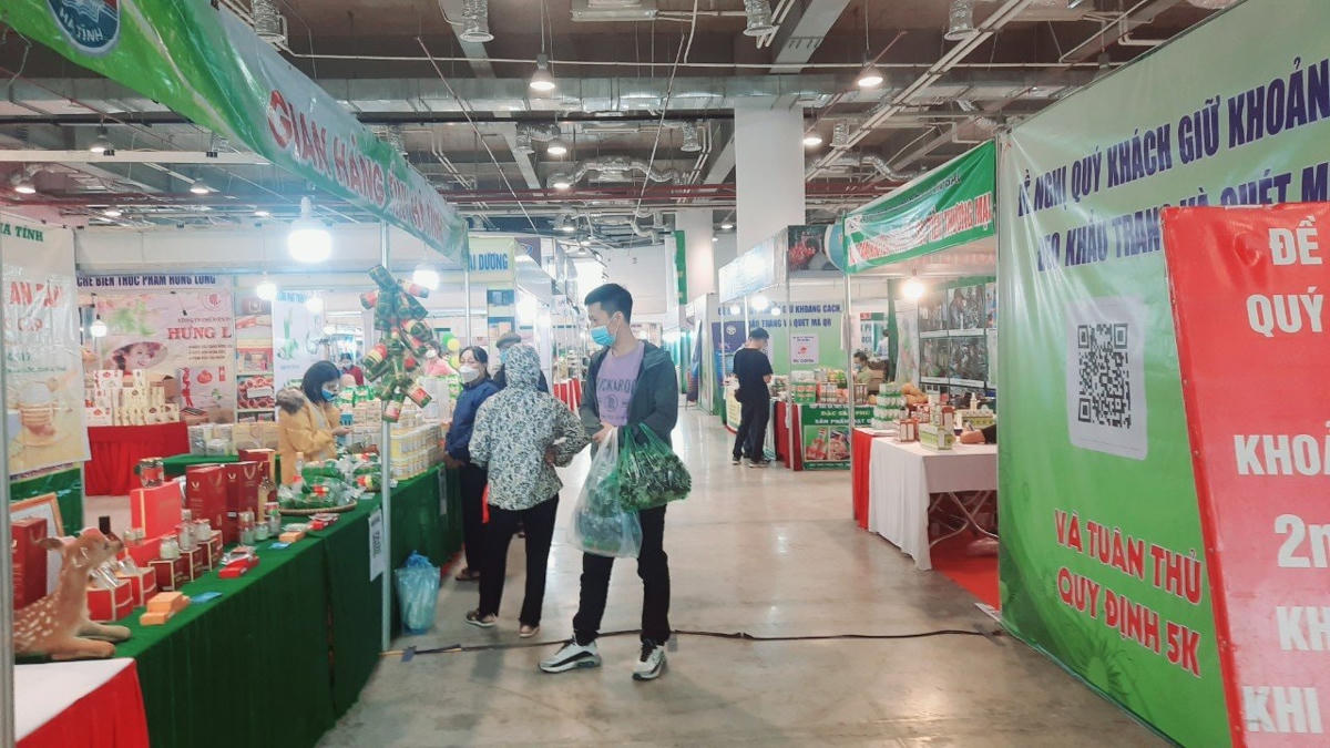 Một số gian hàng “may mắn” mới có lác đác khách ghé thăm.