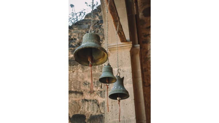 Nhà thờ Dormition nằm trong Vardzia với mái vòm kép, chuông treo, được chạm khắc vô hình vào mặt núi. Ảnh: CNN.