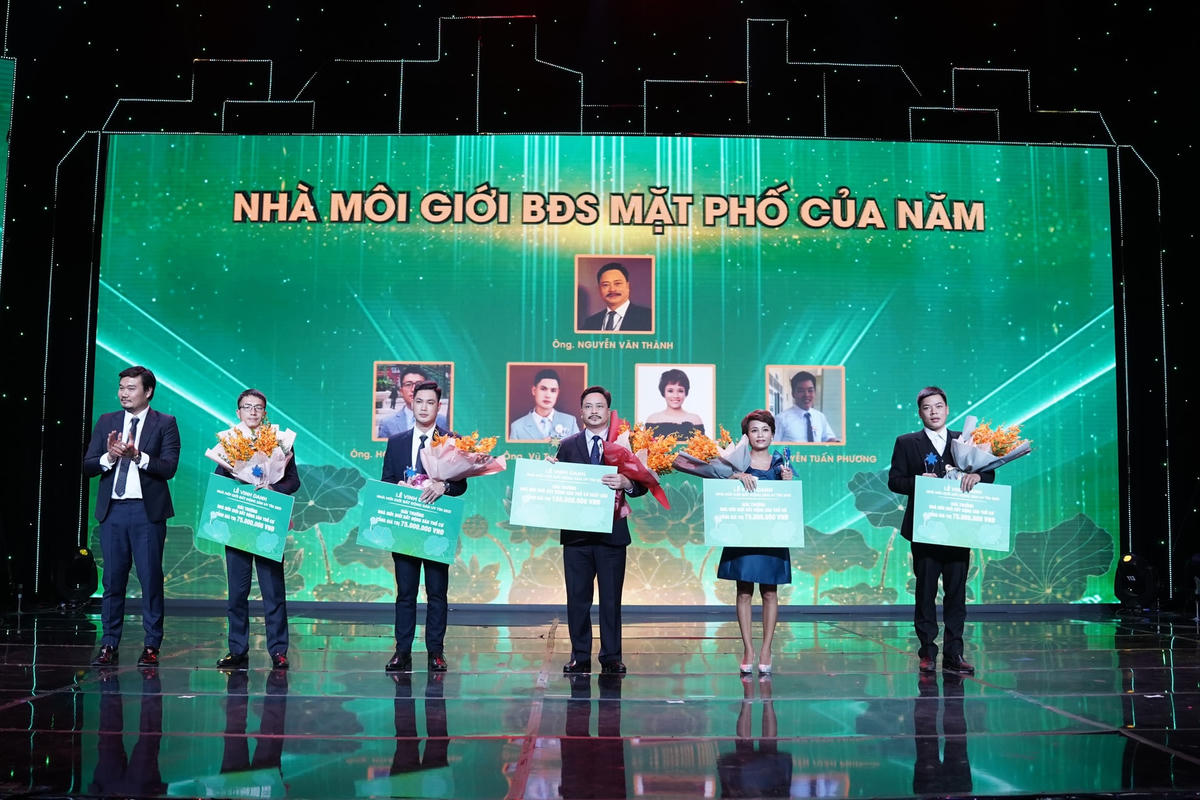 ông Nguyễn Trung Hùng, Chủ tịch CTCP Tập đoàn Việt Nam Toàn cầu trao giải cho nhà môi giới bđs mặt phố của năm.