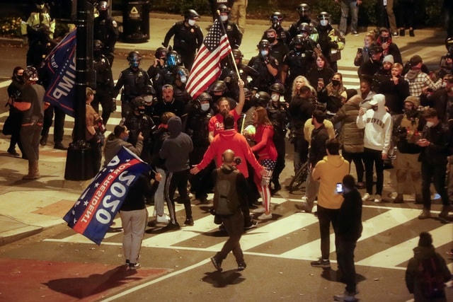 Người ủng hộ và phản đối ông Trump đấu khẩu trên đường phố Washington DC hôm 15/11. Ảnh: Reuters.