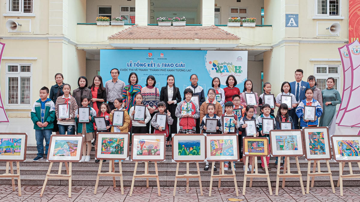 Ban Tổ chức trao giải cho các "họa sĩ nhí".