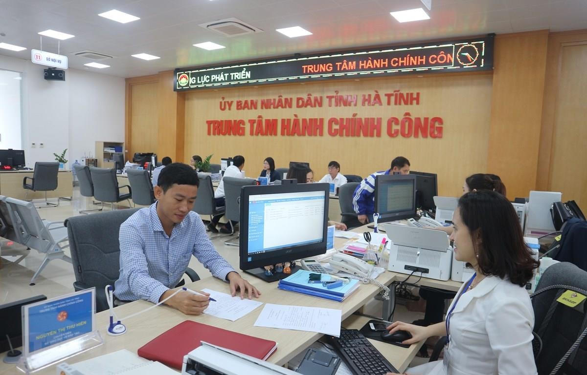 Cán bộ Trung tâm Hành chính công tỉnh Hà Tĩnh giải quyết thủ tục hành chính cho người dân. Ảnh: Hoàng Ngà.