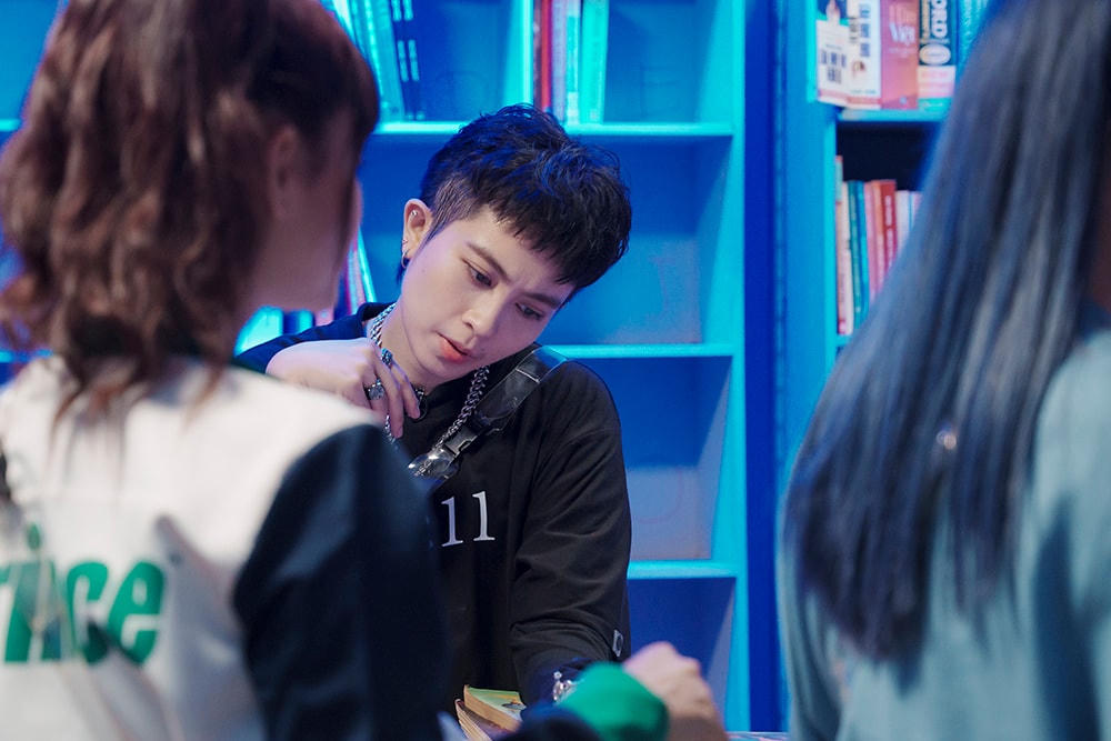 Gil Lê hé lộ dành cả thanh xuân mua đồ ăn vặt.