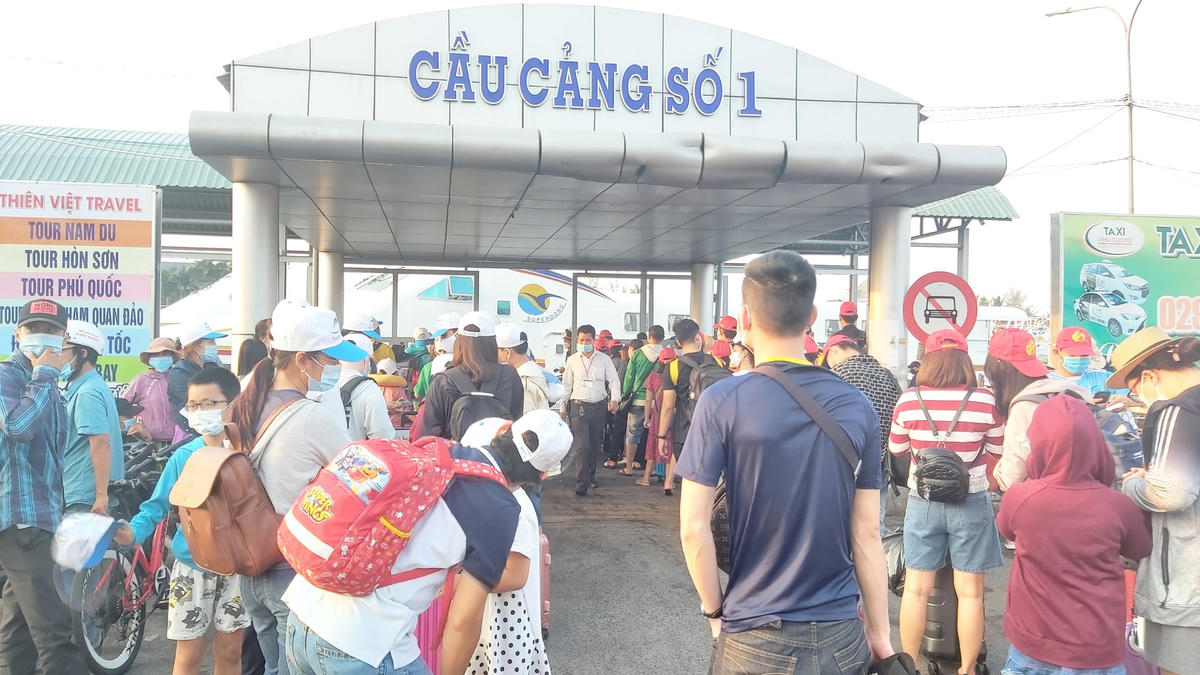 Cầu cảng số 1 chật ních người buổi sáng sớm.  