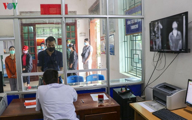 Các công dân nhập cảnh vào Việt Nam sẽ được khám sàng lọc, kiểm tra kỹ về y tế, sau đó bàn giao cho các lực lượng đưa về các khu cách ly trên địa bàn.