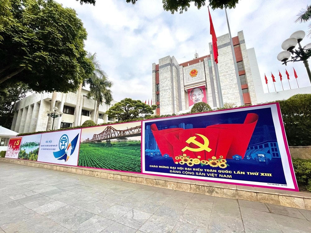 Trang hoàng áp phích tại trụ sở Ủy ban Nhân dân-Hội đồng Nhân dân thành phố Hà Nội. (Ảnh: Minh Hiếu/Vietnam+).
