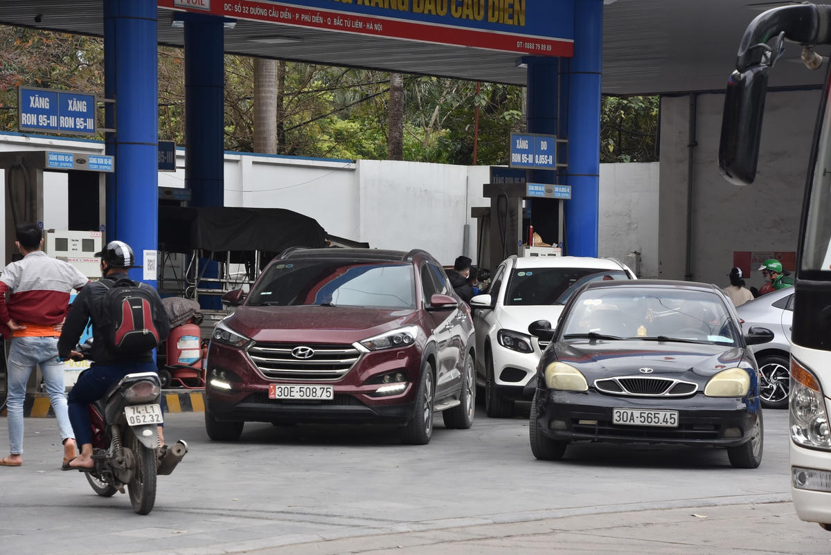 Không chỉ xe máy, rất nhiều ô tô cũng xếp hàng chờ đến lượt trước giờ xăng tăng giá.