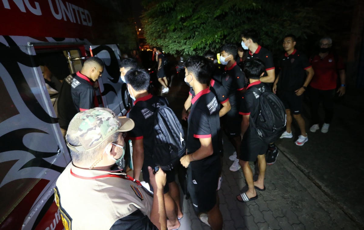 Sự cố nổ máy biến áp khiến hệ thống đèn của sân vận động PAT Stadium tê liệt. (Ảnh: SiamSport).  
