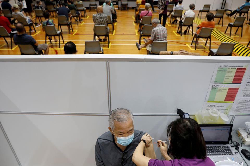 Một trung tâm tiêm chủng vaccine Covid-19 tại Singapore. Ảnh: Reuters.