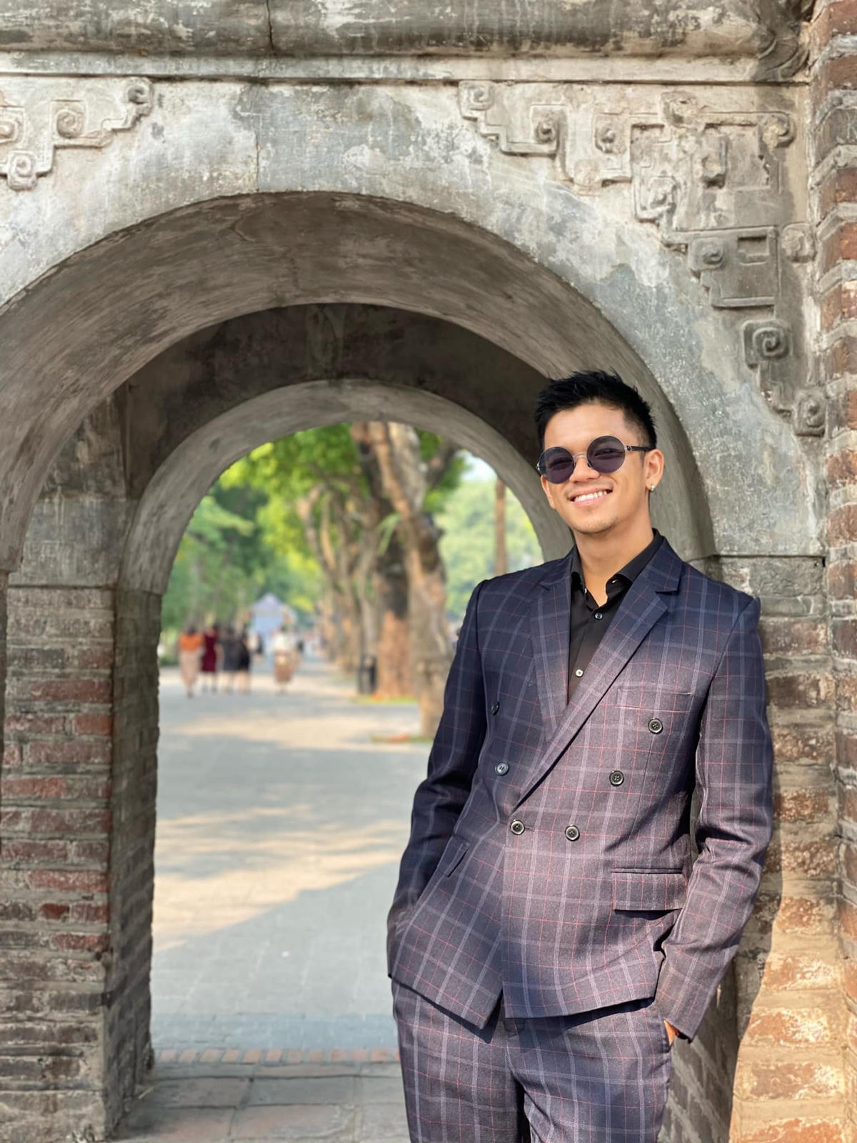 Trọng Hiếu có mặt ở Hà Nội một ngày trời nắng đẹp, không quên thả thính: “Bầu trời thì xanh, mà em có cần anh?”.  