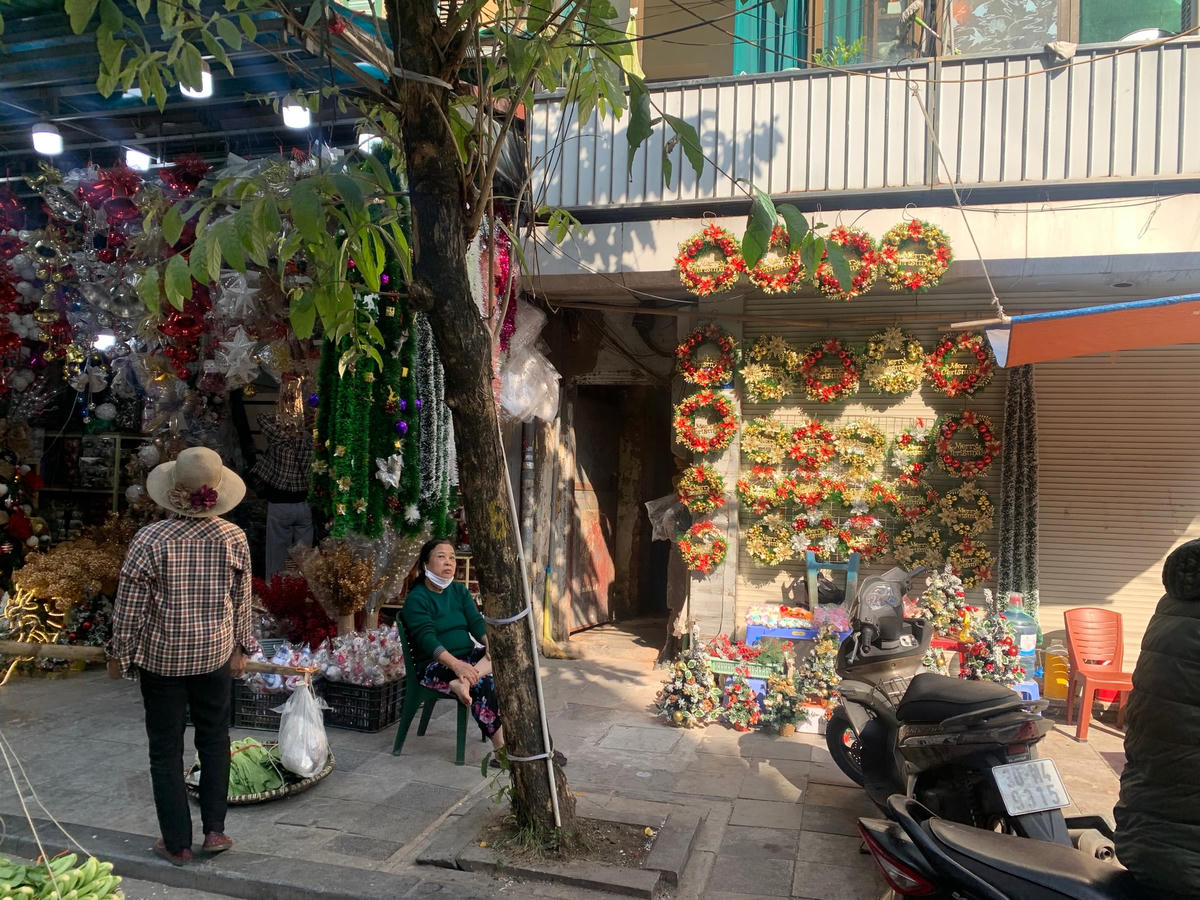 Với khung cảnh lung linh, phố Hàng Mã cũng trở thành địa điểm tham quan, chụp ảnh check in của giới trẻ Hà Nội.Do tình hình dịch bệnh còn nhiều phức tạp, cuộc sống mới phục hồi lại trạng thái bình thường, nên sức mua của người dân thời điểm này vẫn chưa thật sự khả quan. Các chủ kinh doanh trên phố hy vọng trong những ngày sắp tới sẽ bán đắt hàng hơn.