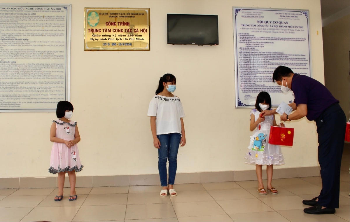 Ông Dương Tấn Hiển, Phó Chủ tịch UBND TP Cần Thơ đến thăm và trao quà Tết Trung thu cho các em ở Trung tâm công tác xã hội.  