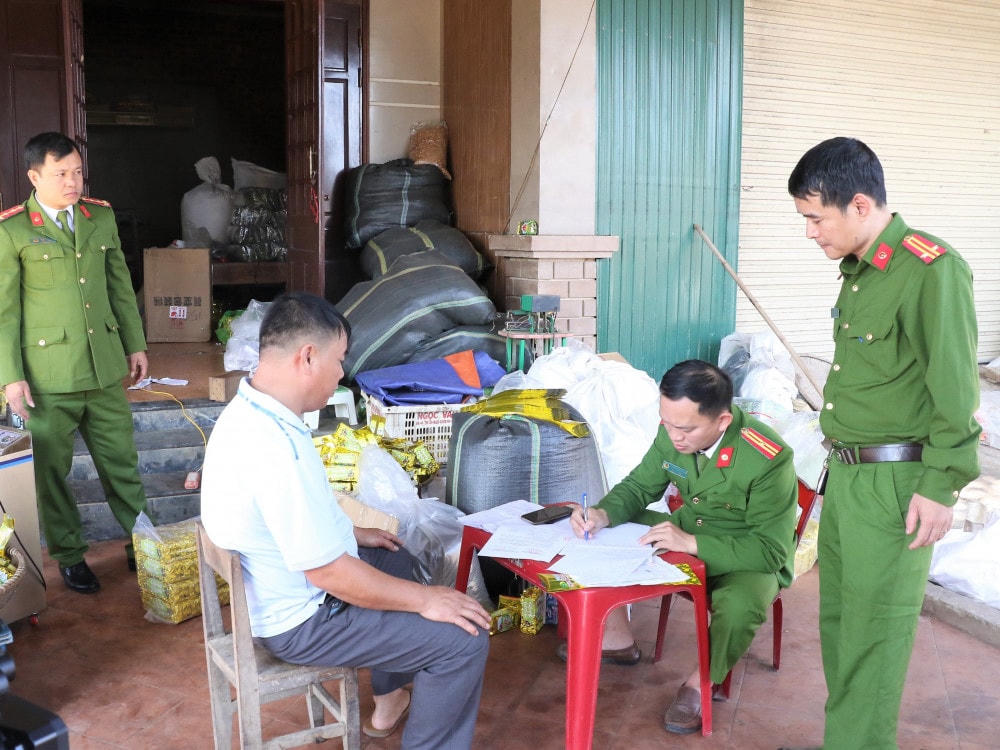 Lực lượng chức năng làm việc với chủ cơ sở.