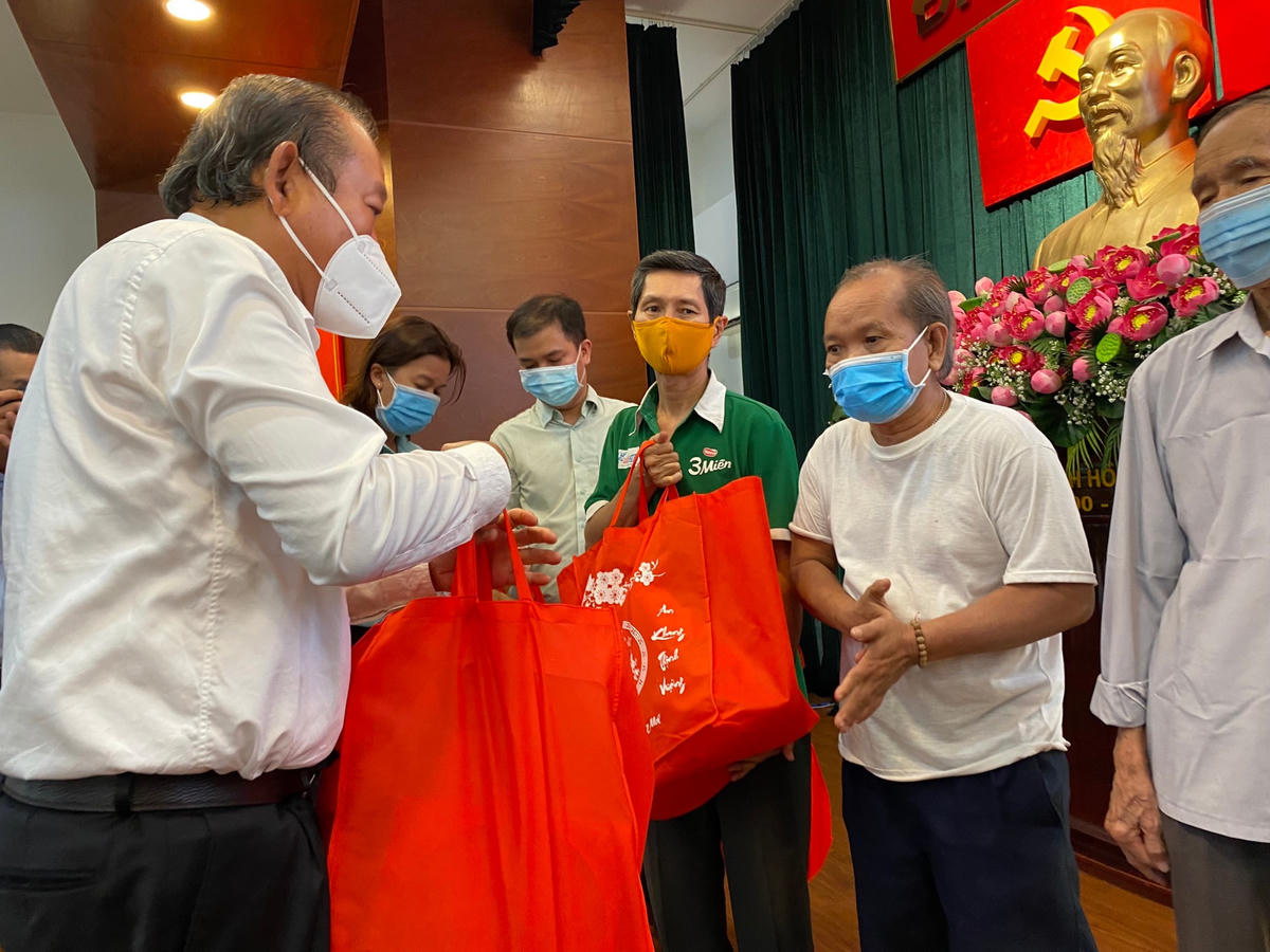 nguyên Phó Thủ tướng Thường trực Trương Hòa Bình tặng quà cho đại diện các gia đình dân tộc thiểu số khó khăn.