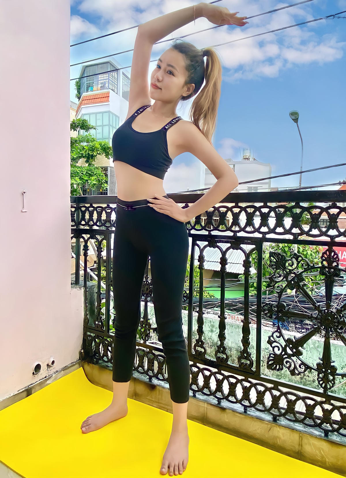 Nhung Hoàng trong buổi tập thể dục “online” cùng hội bạn thân tại nhà.