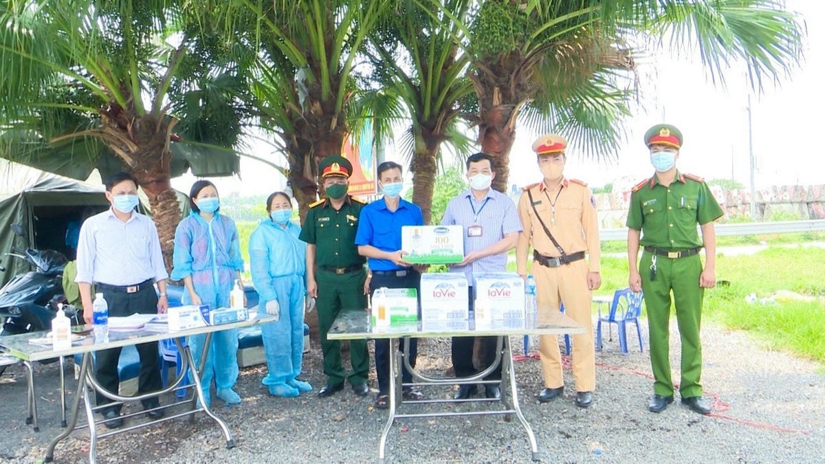 Ông Nguyễn Tiến Minh, Bí thư Huyện ủy trao quà động viên cán bộ chiến sĩ trực chốt tại địa bàn huyện.