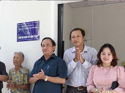 Khối thi đua Tham mưu, Tổng hợp tỉnh Bình Định cùng UBND huyện Phù Mỹ bàn giao nhà Đại đoàn kết cho hộ nghèo bà Trần Thị Quế xã Mỹ Hiệp.