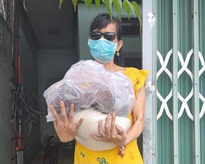 "Ăn cơm nhà, vác tù và hàng tổng" là thế nhưng đối với anh Chu Văn Huân, nụ cười của những người nghèo, chính là niềm vui để anh tiếp tục nhân lên những hành động ý nghĩa trong cuộc sống. Ảnh: NVCC.